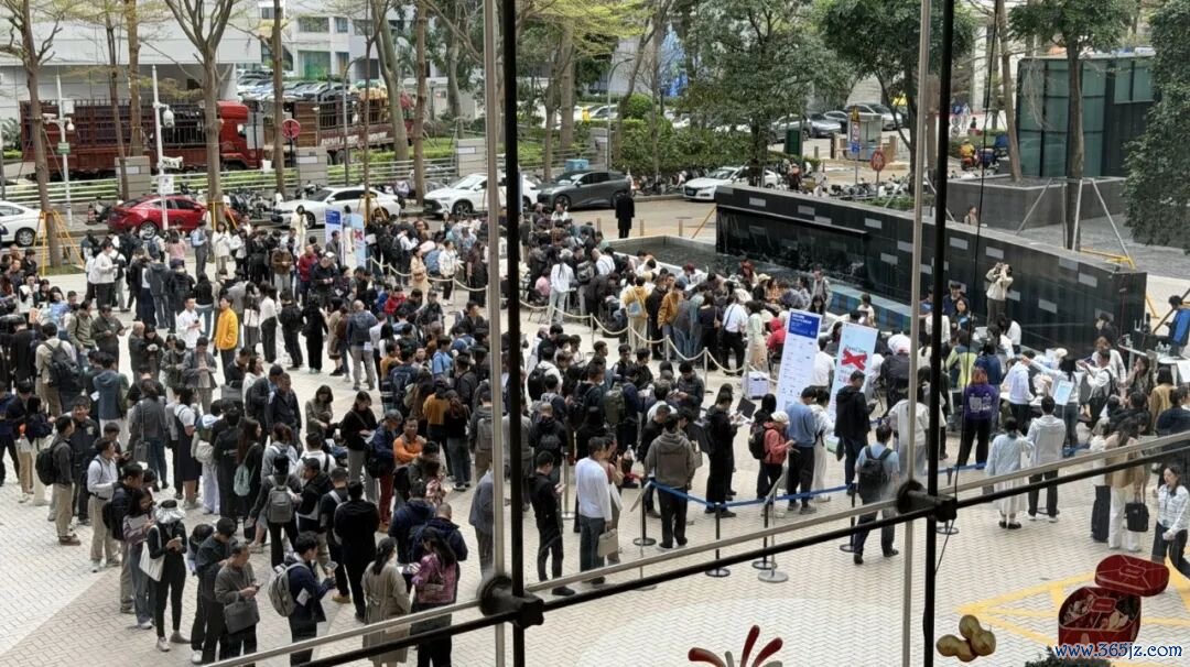 近千名开发者和AI爱好者齐聚腾讯（图源：南方+）