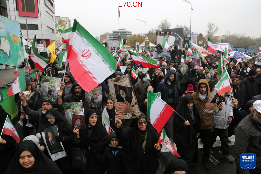 2026年3月13日，人们在伊朗首都德黑兰参加集会。新华社发