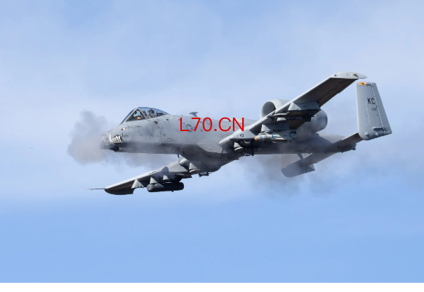 美军向中东增派18架A-10攻击机