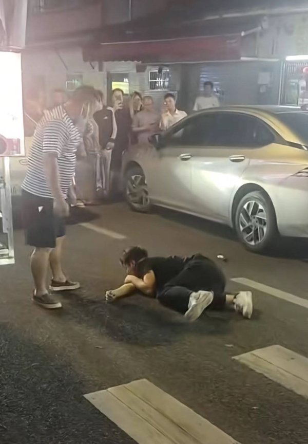 两名男子街头肢体冲突一人被打倒在地，广州警方：已经依法依规对双方作出处理