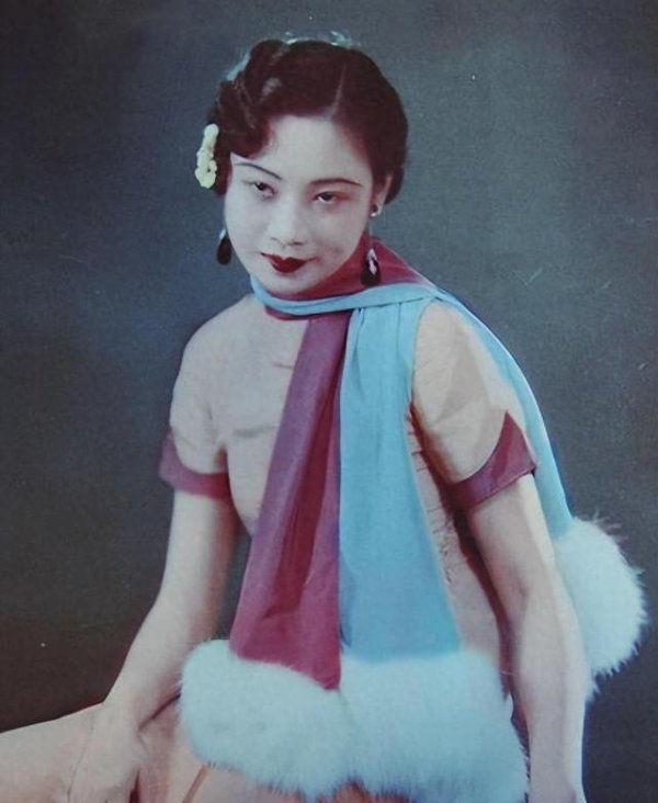 64年胡蝶回国珍贵影像，人到中年优雅气质尽显，美人依旧不负岁月