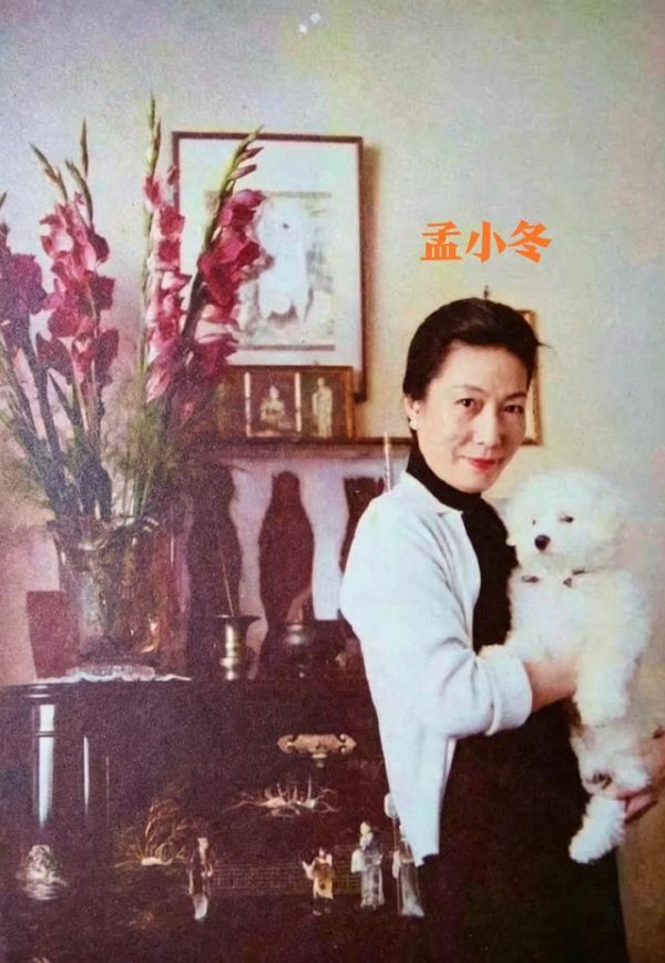 60年代，杜月笙姨太太孟小冬和宠物，一张罕见合影，晚年舒心自在
