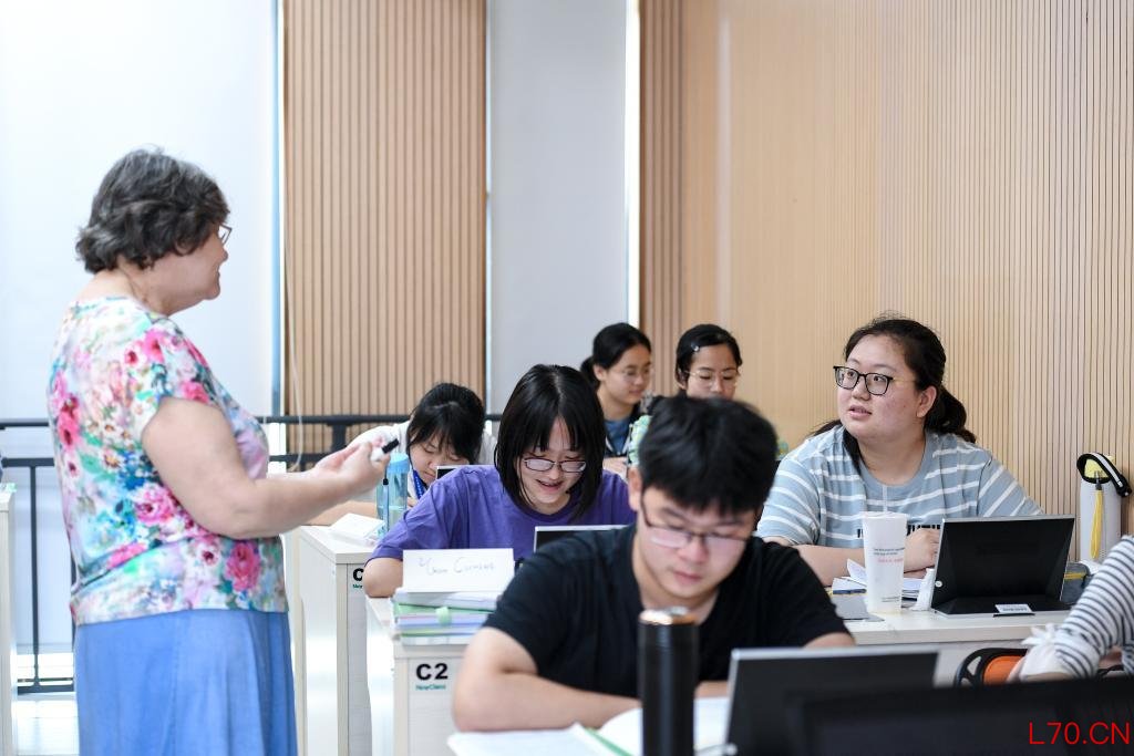 2020年9月28日，在深圳北理莫斯科大学，学生在上俄语课时回答老师提问。新华社记者 毛思倩 摄