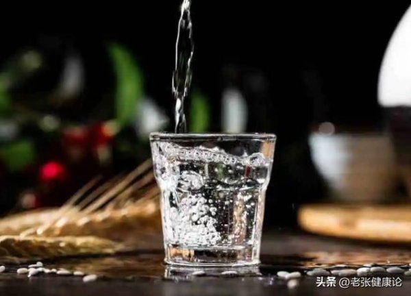 喝酒又火了？医生研究发现：高血压患者在喝酒时，需要多注意3点
