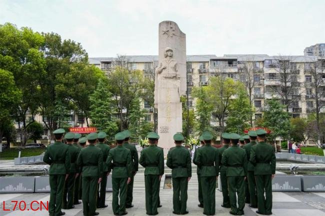 家乡人从未忘记“海空卫士”王伟 鲜花与敬意缅怀英雄