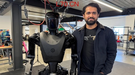 2026 年 2 月 4 日，美国加州旧金山工厂内，人形机器人 Phantom-01 研发企业创始人兼 CEO 桑凯特・帕塔克接受路透社采访