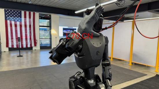2026 年 2 月，旧金山工厂内，军用研发机型 Phantom-01 人形机器人