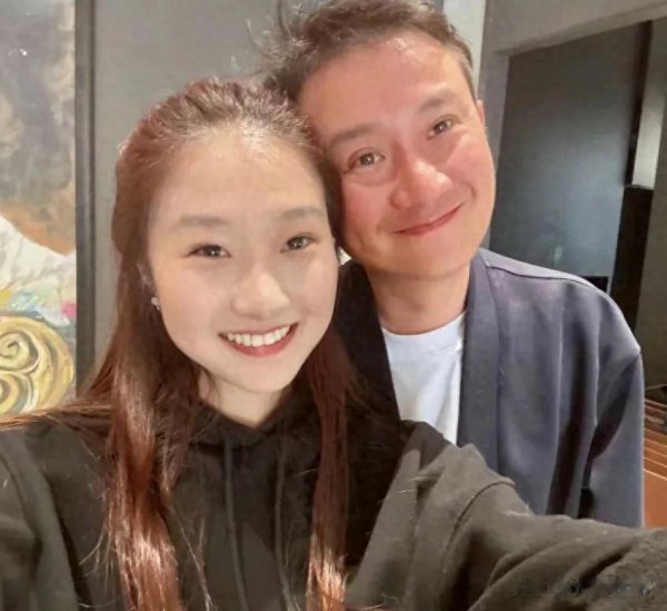 文章和女儿假期小聚, 面色微醺好开心, 17岁爱马像爸又像妈真漂亮