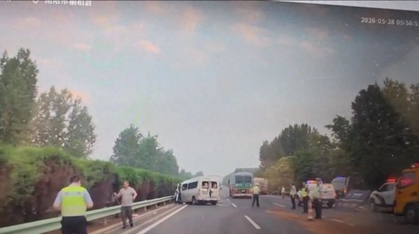超载客车凌晨追尾致13死, 司机当场死亡, 车主已被控制