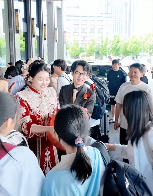 喜结良缘遇金榜题名! 接亲偶遇高考考生, 新人请孩子和家长吃喜糖, 双方互送祝福