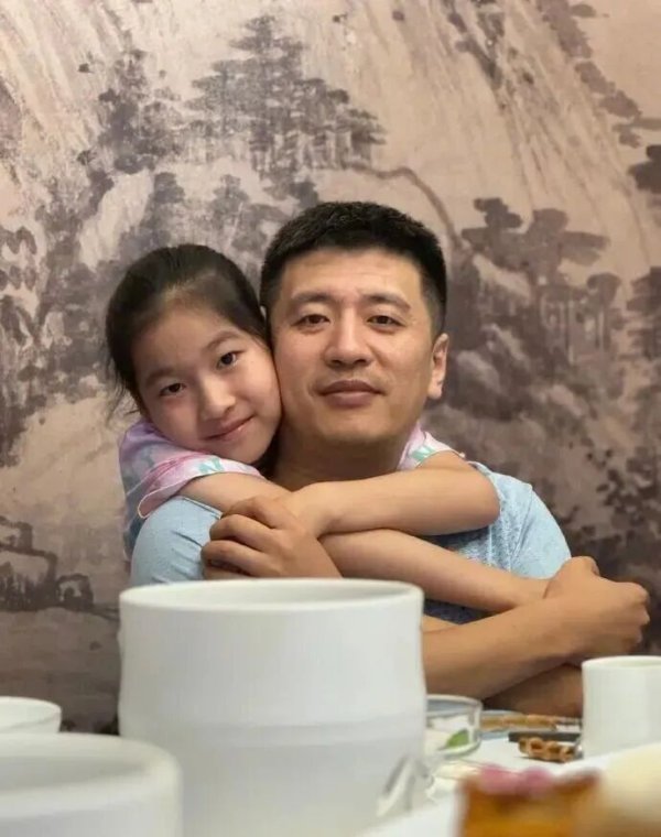 张雪峰公司股份由其11岁女儿张姩菡接手, 公司联合创始人康立职务由执行董事变更为执行公司事务董事